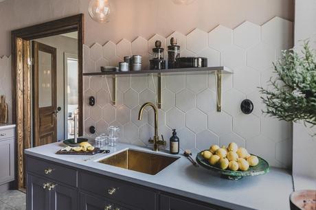 Una habitación abuhardillada moderna con aires suizos.