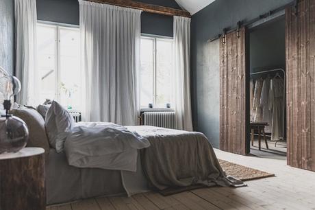 Una habitación abuhardillada moderna con aires suizos.