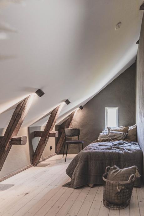 Una habitación abuhardillada moderna con aires suizos.