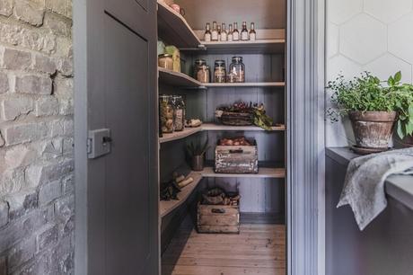 Una habitación abuhardillada moderna con aires suizos.