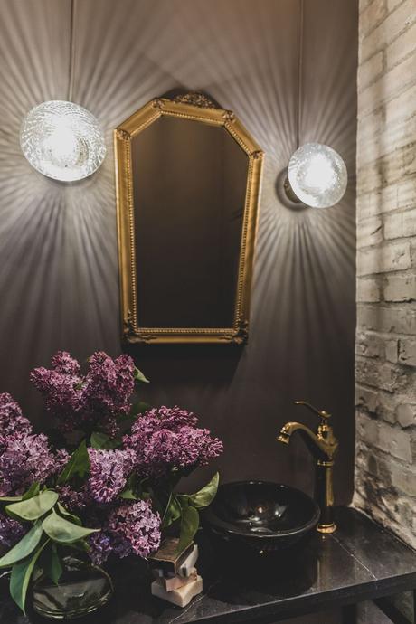 Una habitación abuhardillada moderna con aires suizos.