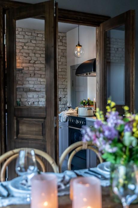 Una habitación abuhardillada moderna con aires suizos.