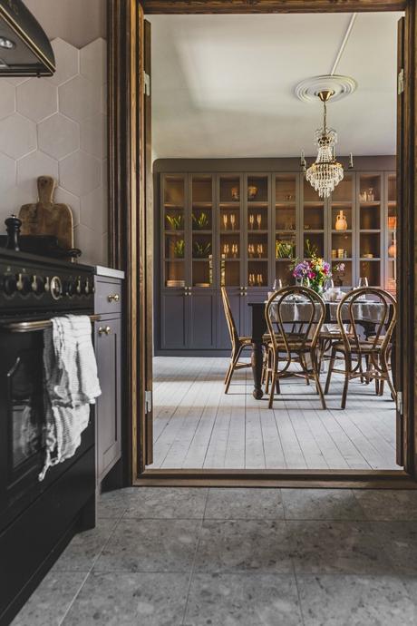 Una habitación abuhardillada moderna con aires suizos.