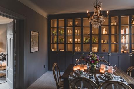 Una habitación abuhardillada moderna con aires suizos.