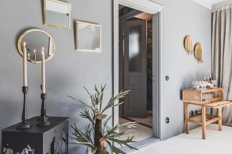 Una habitación abuhardillada moderna con aires suizos.