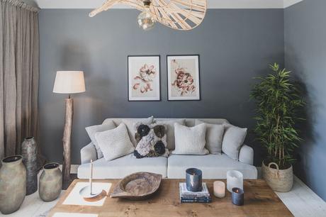 Una habitación abuhardillada moderna con aires suizos.