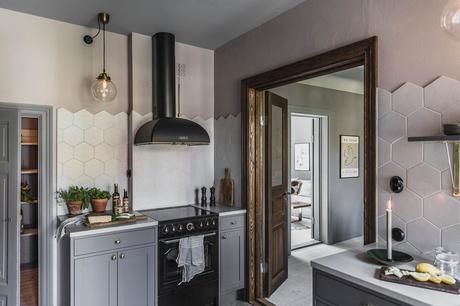 Una habitación abuhardillada moderna con aires suizos.