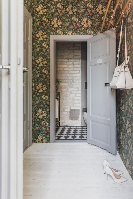 Una habitación abuhardillada moderna con aires suizos.