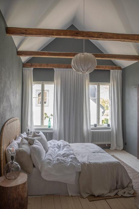 Una habitación abuhardillada moderna con aires suizos.