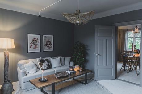 Una habitación abuhardillada moderna con aires suizos.