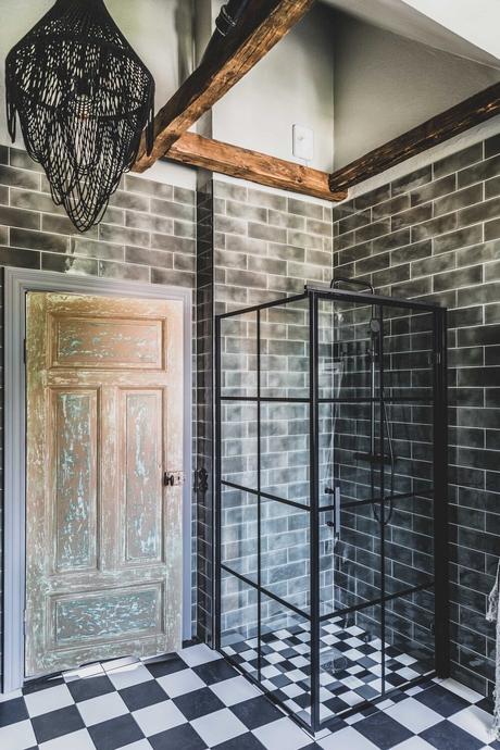 Una habitación abuhardillada moderna con aires suizos.