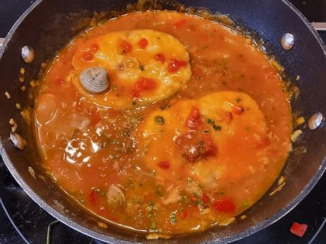 Merluza a la marinera con langostinos, receta fácil