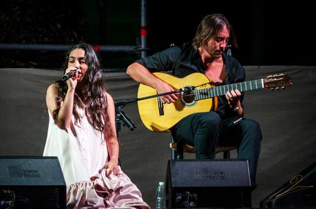 La niña de los ojos de la luna