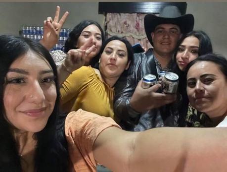 Novio sigue la fiesta después de que la novia cancelara la boda