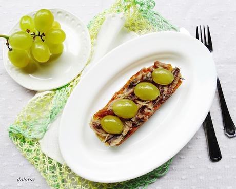 Rosta de pan con arenque  y uva (arengada de casco)