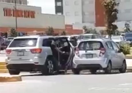 (Video) Roban autos en estacionamiento de comercios de la Carretera 57