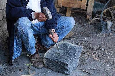 ELABORAN ARTESANAS Y ARTESANOS MEXIQUENSES MOLCAJETES, PIEZA INDISPENSABLE EN LA COCINA MEXICANA