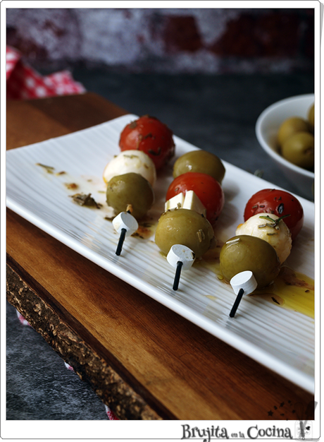 Pincho de aceituna, queso y tomate