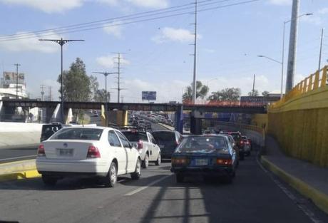 Modificación en el puente Pemex provoca intenso tráfico
