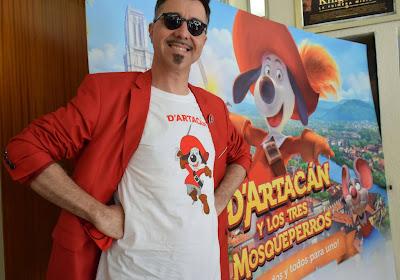 Toni Garcia, director de 'D'Artacán y los tres mosqueperros', con el cartel de la película en el Capri. Foto: Toni Delgado / Cronómetro de Récords.