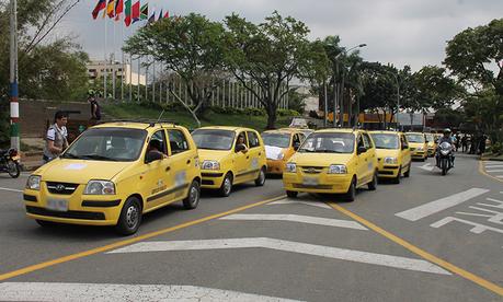 Colombia: Taxistas de Cali aprenderán idiomas oficiales de Afganistán para recibir a refugiados