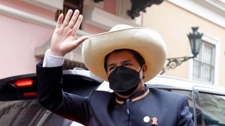 Allanan oficinas del partido del presidente de Perú por investigación sobre lavado