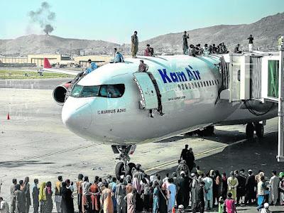 Tropas, cancillerías y colaboradores abandonan de estampida el Afganistán de los talibanes.