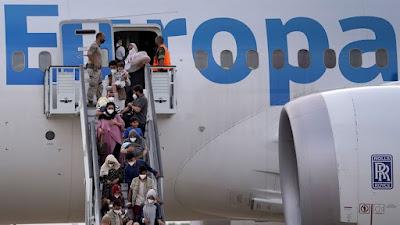 Tropas, cancillerías y colaboradores abandonan de estampida el Afganistán de los talibanes.