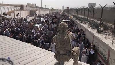 Tropas, cancillerías y colaboradores abandonan de estampida el Afganistán de los talibanes.