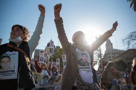 Jóvenes, Muy Jóvenes, Insoportablemente Jóvenes