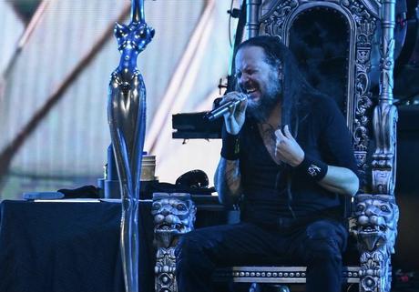 Jonathan Davis (Korn) canta sentado y con un tanque de oxígeno por el covid
