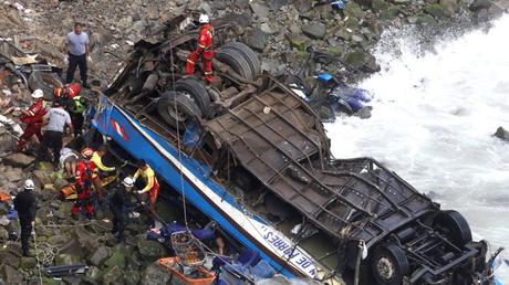 Perú: Autobús cae por un barranco y deja al menos 29 fallecidos