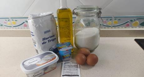 Los ingredientes para hacer bizcocho de yogur y queso