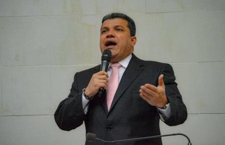 Diputado Luis Parra: El diálogo, la negociación y la vía electoral son los únicos caminos para dirimir las diferencias políticas