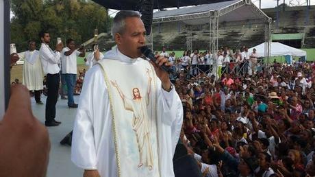 Sacerdote Chelo truena contra el gobierno por falta de agua en La Vega.
