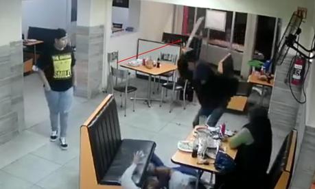 (Video) Con machetes asaltan cenaduría en  la colonia Popular