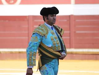 SALIDA A HOMBROS DE JUAN ORTEGA Y PABLO AGUADO EN LUCENA ANTE UN DESCASTADO ENCIERRO DE MURUBE