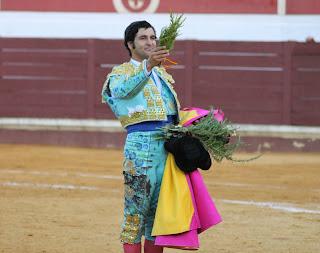 SALIDA A HOMBROS DE JUAN ORTEGA Y PABLO AGUADO EN LUCENA ANTE UN DESCASTADO ENCIERRO DE MURUBE