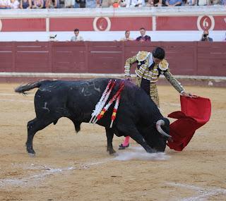 SALIDA A HOMBROS DE JUAN ORTEGA Y PABLO AGUADO EN LUCENA ANTE UN DESCASTADO ENCIERRO DE MURUBE