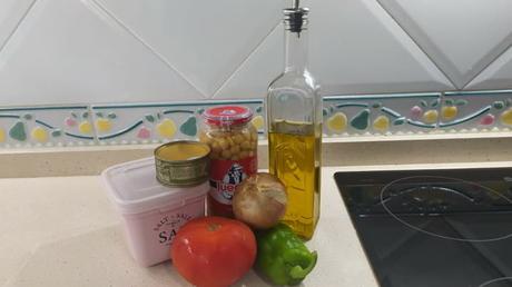 Los ingredientes necesarios para hacer la receta de ensalada fría de garbanzos