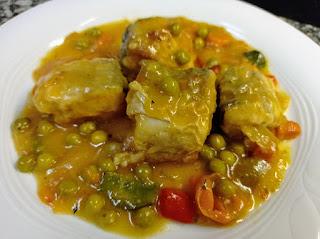 Pescadilla al azafrán con verduras