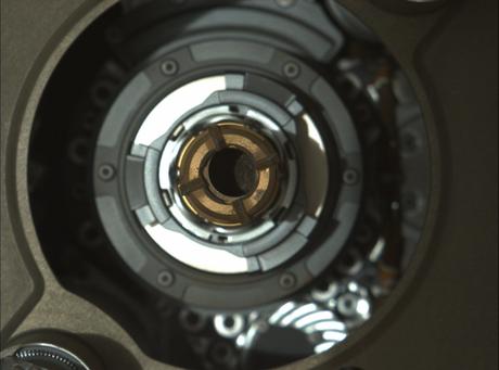 Perseverance extrae su primera muestra de roca