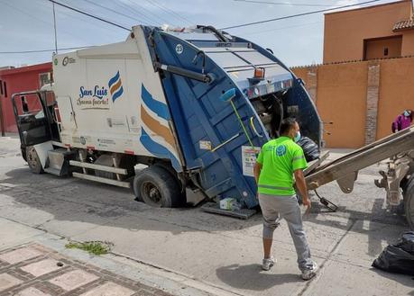Camión recolector de basura cae en socavón en Balcones del Valle
