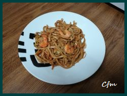 Tallarines fritos con gambas