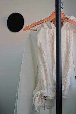 Ropa blanca colgada de un perchero Ropa blanca colgada de un perchero