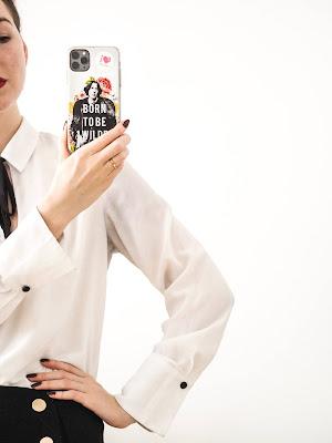 Mujer sacándose una foto con el móvil Mujer sacándose una foto con el móvil