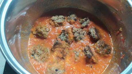 Cocemos las albóndigas con la salsa de tomate