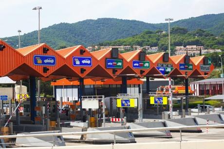 Las inmobiliarias preguntan si pueden poner ya en alquiler como “lofts luminosos bien comunicados” las casetas de cobro de los peajes catalanes