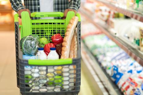 Frutas y verduras vs carnes rojas e hidratos: así es la cesta de la compra de las mujeres y los hombres españoles