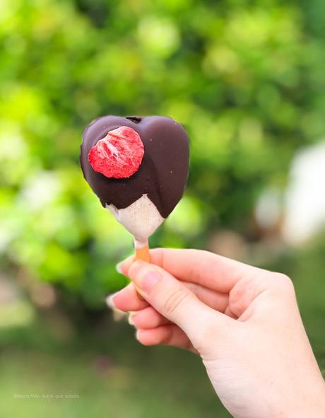 Polos veganos de coco y fresa sin azúcar Polos veganos de coco y fresa sin azúcar